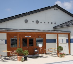 01_建物正面01 (2048x1365)